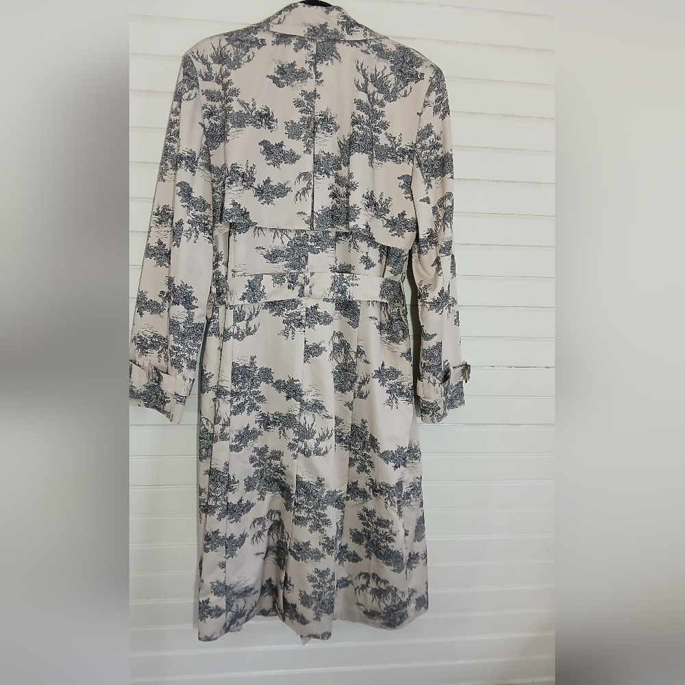 Classic Double-Breasted Trench Coat in Cream and Black Toile Print - Picture 8 of 12